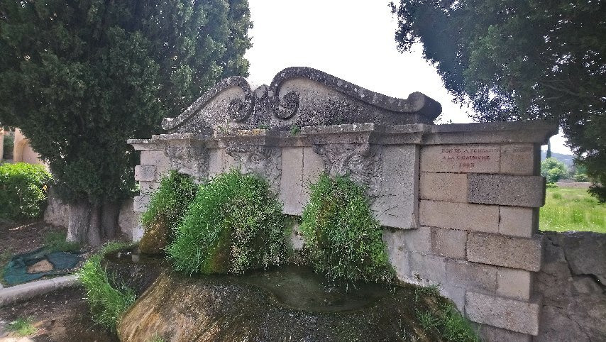 Fontaine aux Trois Masques景点图片