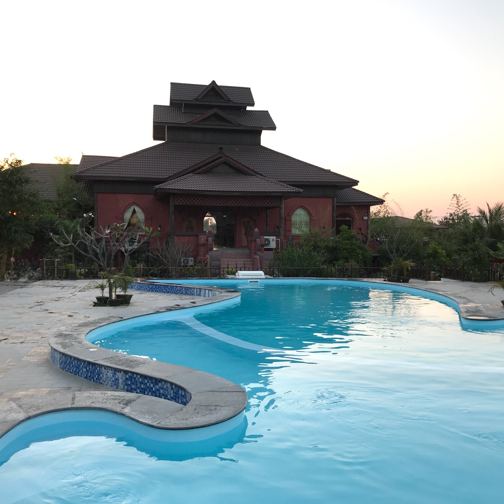 Cherry Bagan Hotel-泳池
