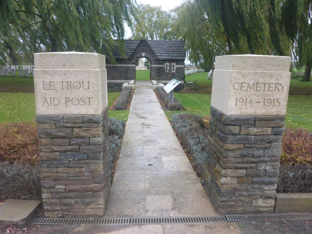Le Trou Aid Post Cemetery景点图片