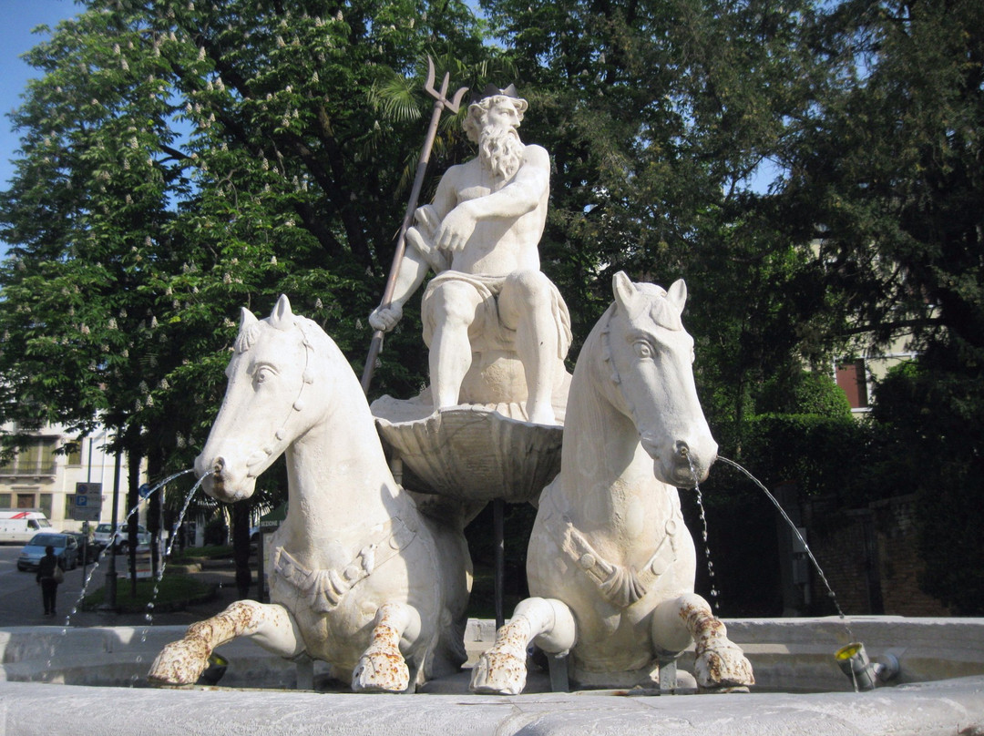 Fontana del Nettuno景点图片