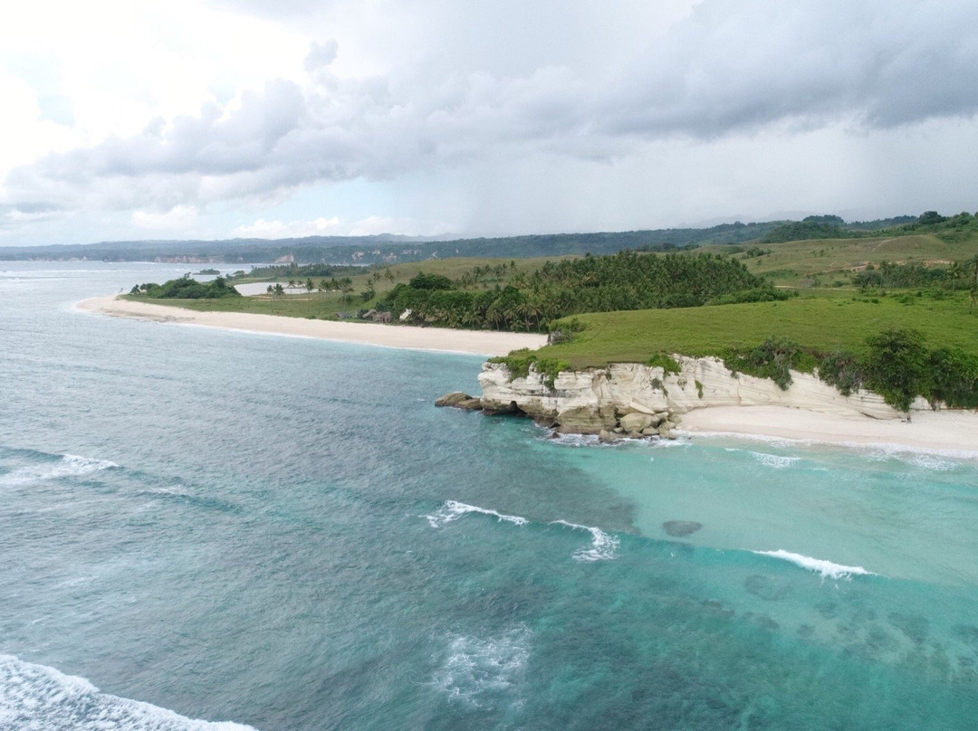 Watu Bela Beach景点图片
