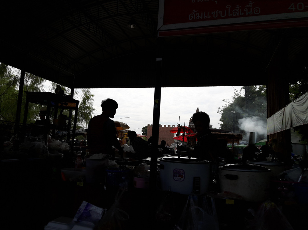 Talad Luang Pu Thuat-玛哈叻必去景点