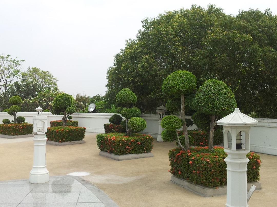 Queen Suriyothai Monument景点图片