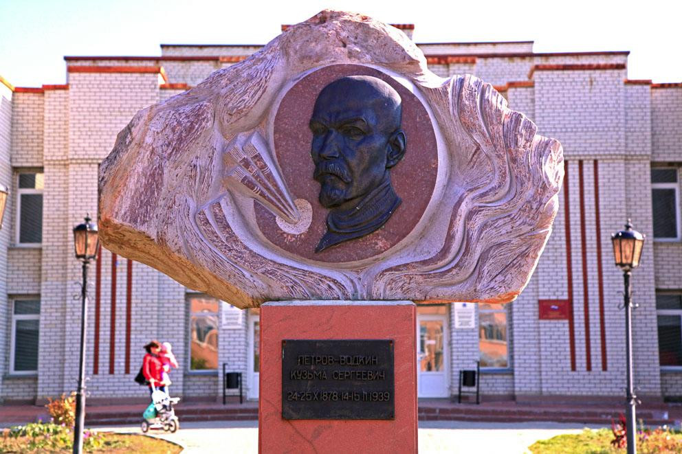 Khvalynsk旅游景点-K.S. Petrov-Vodkin Monument