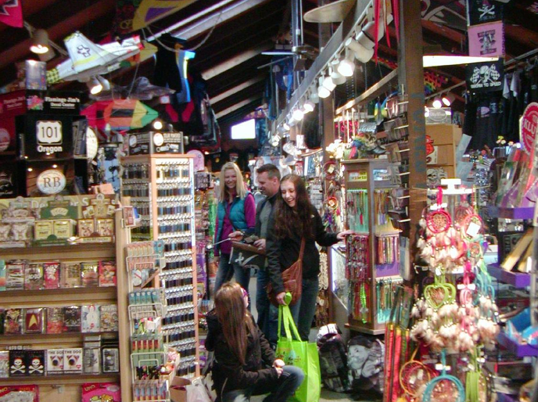 Flamingo Jim's-Rockaway Beach必去景点