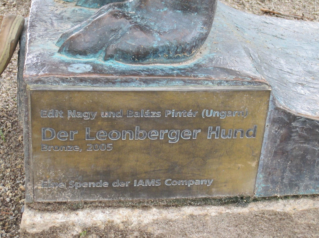 Leonberg Dog Statue景点图片