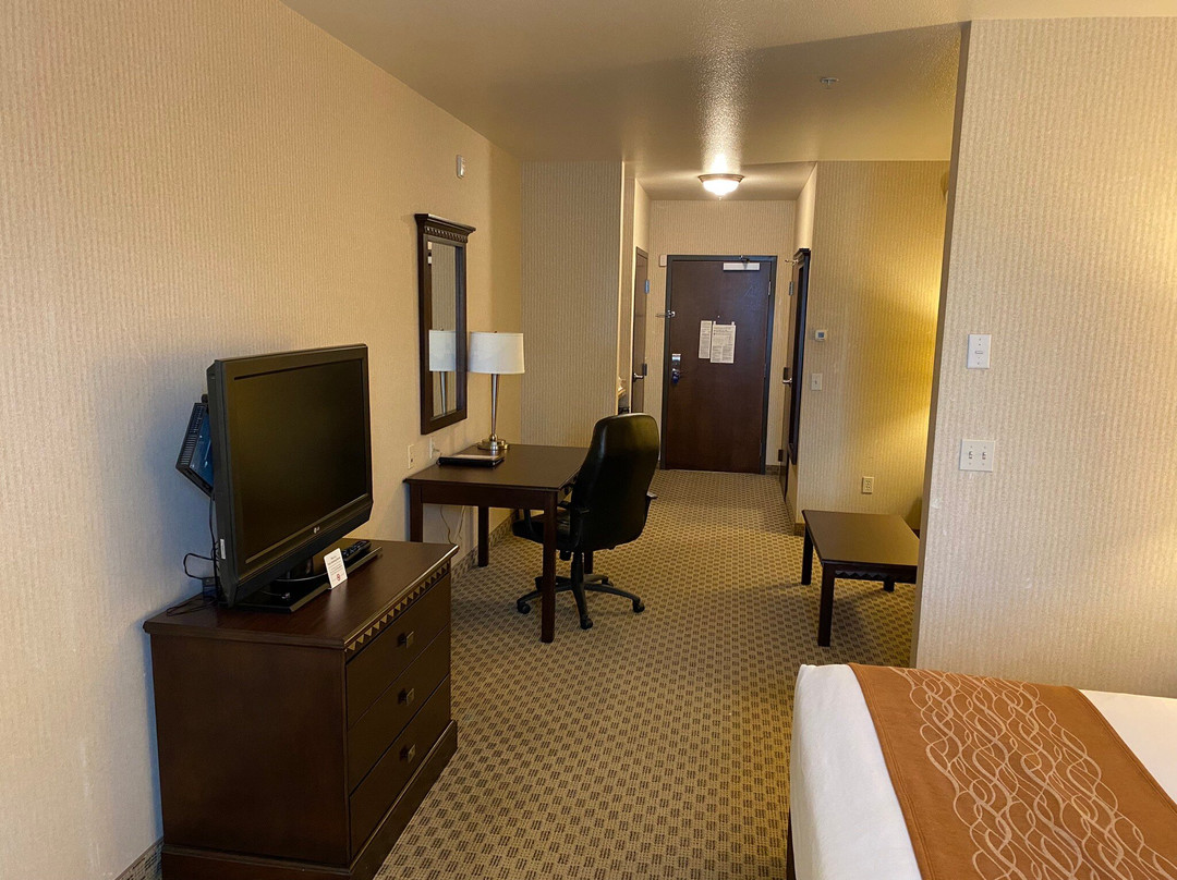 亨德森凯富套房酒店主图