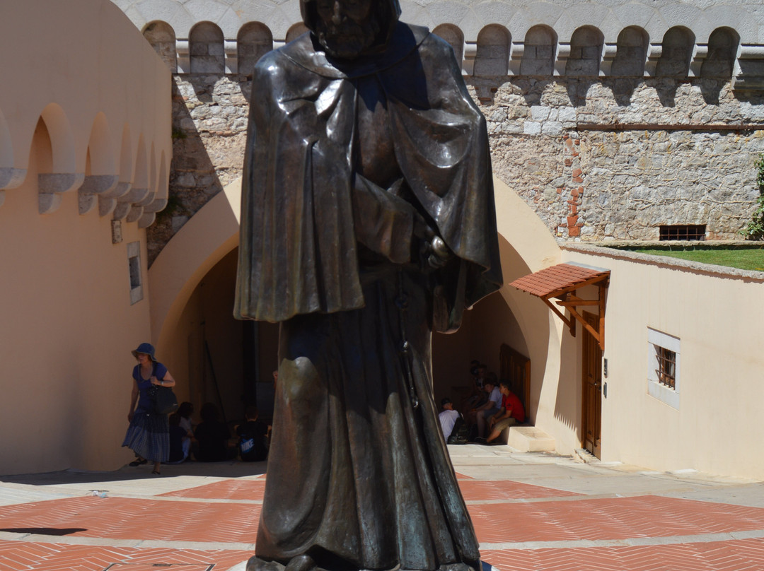 Grimaldi Statue-摩纳哥城必去景点