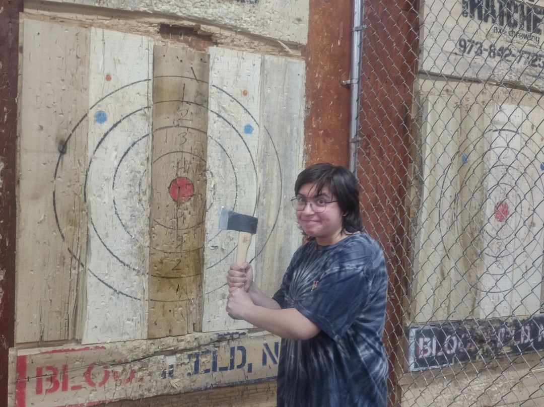 Bury The Hatchet Bloomfield - Axe Throwing-布卢姆菲尔德必去景点