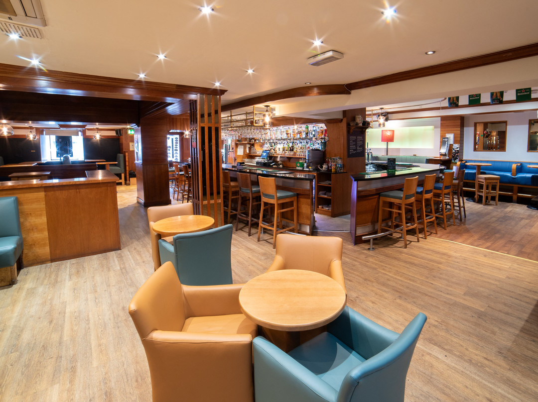 Hibernian Hotel & Leisure Centre主图