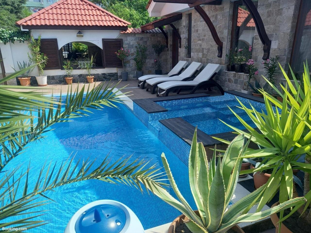 Stariya Oreh Pool & Garden
