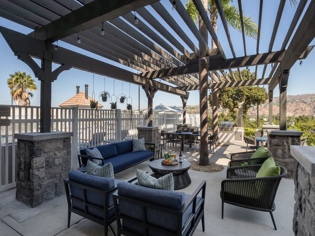 约巴林达艾瑞斯套房酒店主图