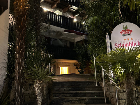 露斯特度假酒店主图