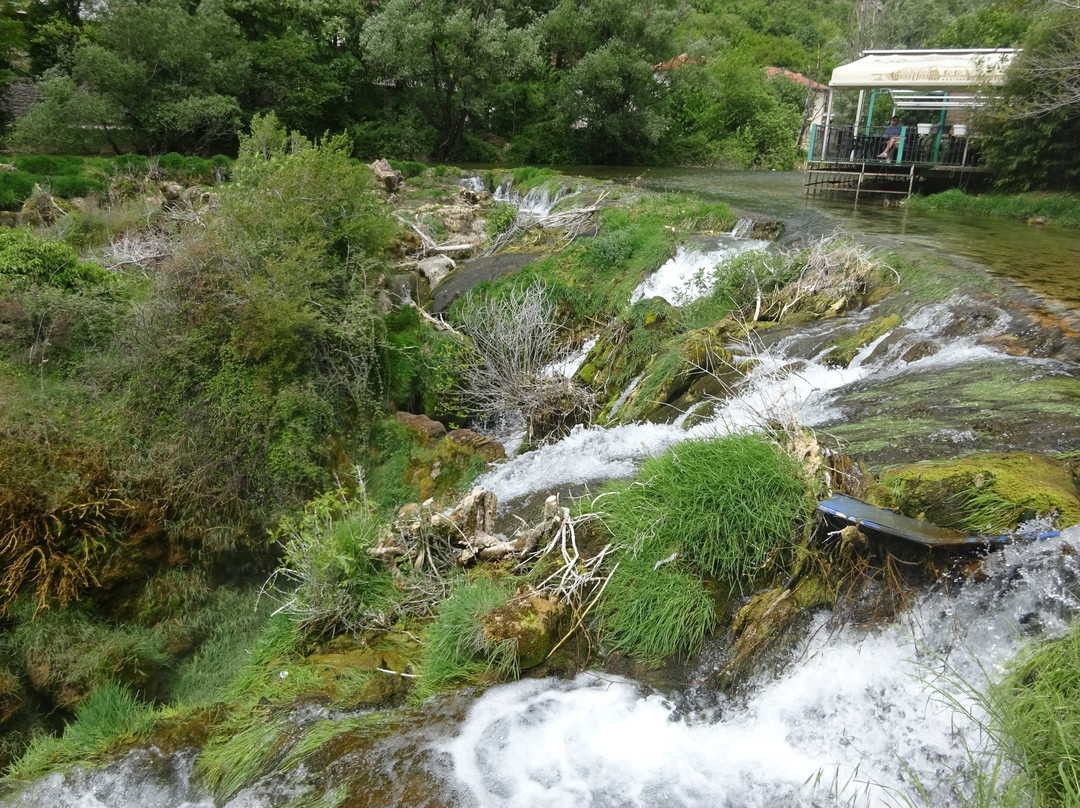 Provalije Waterfall景点图片
