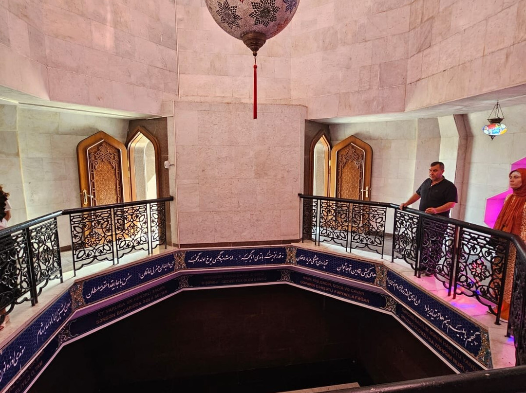 Nizami Ganjavi Mausoleum-占贾必去景点