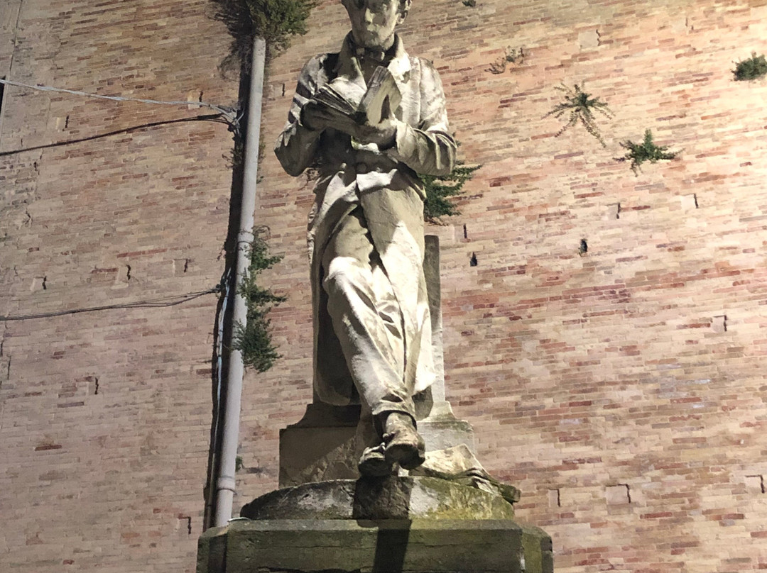 Statua di Giacomo Leopardi-费尔莫必去景点