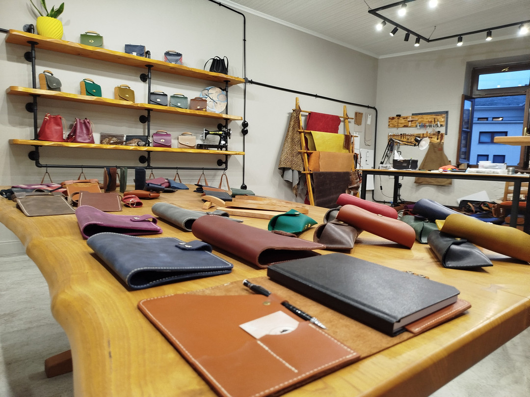 BE Wood And Leather Craft-沃洛斯必去景点