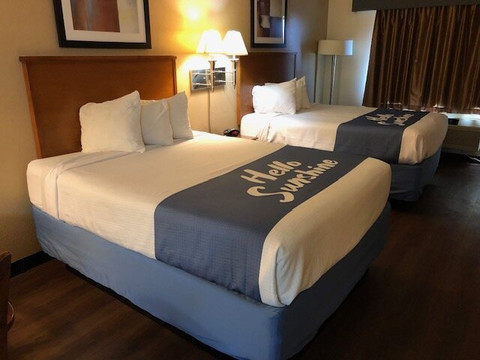 温德姆戴斯酒店凤凰城靠近本宁堡主图