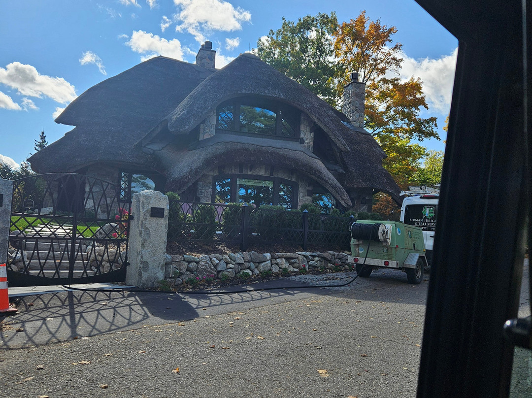 Mushroom House Tours-夏洛瓦必去景点