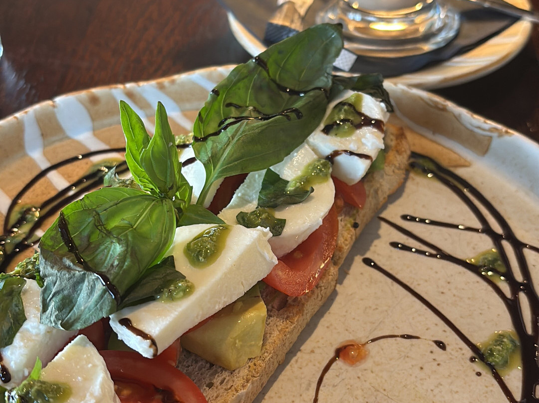 The Tudor Hotel Airdrie主图