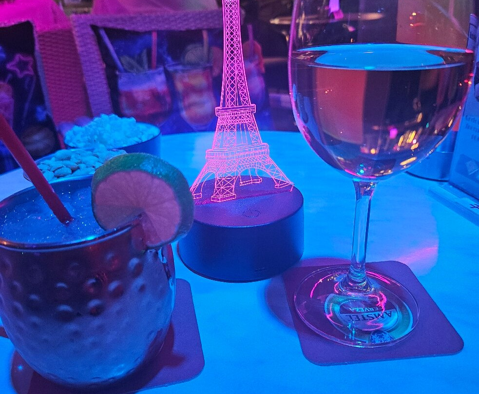 Eiffel Bar-英国人海滩必去景点