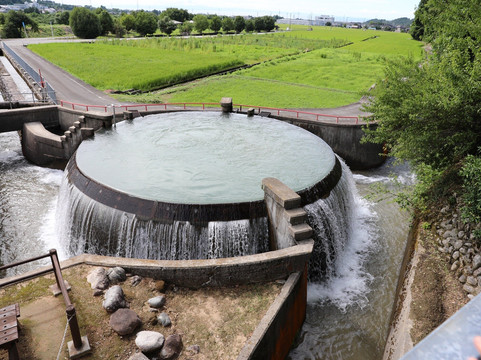 Higashiyama Cylinder Water Tank-鱼津市必去景点