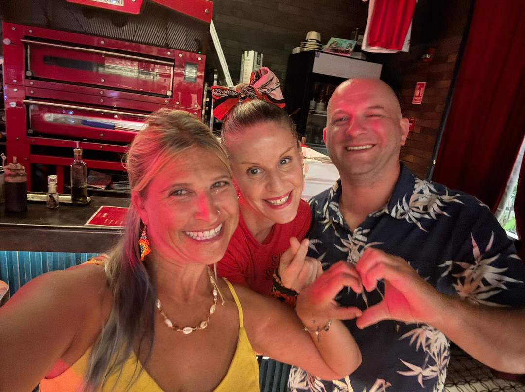 Salty Sisters Pinsaria And Wine Bar主图