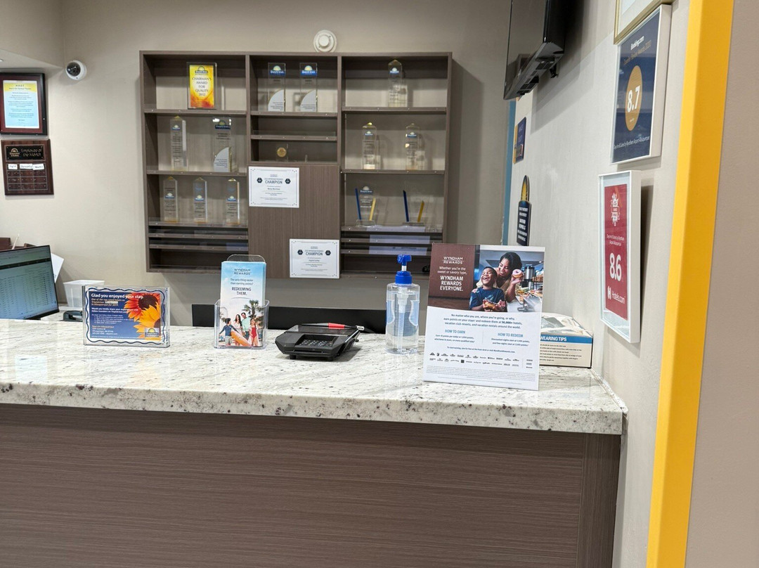 阿尔伯克基机场戴斯套房酒店主图