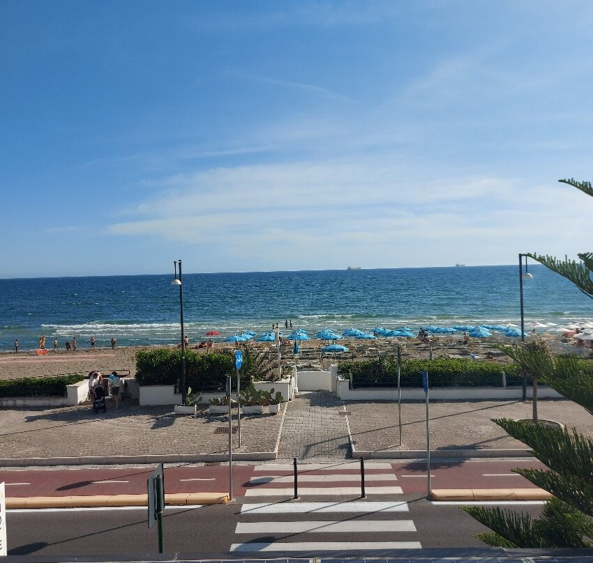 巴龙海滩酒店主图