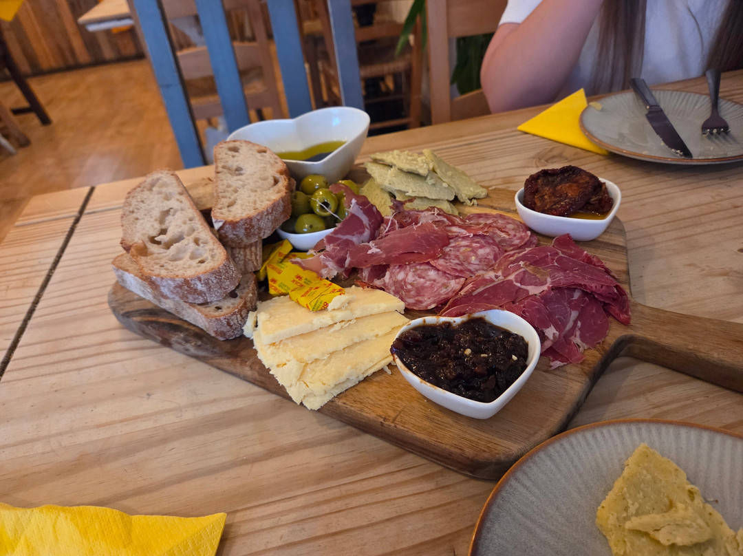 Melyn Cafe Bakery Bar