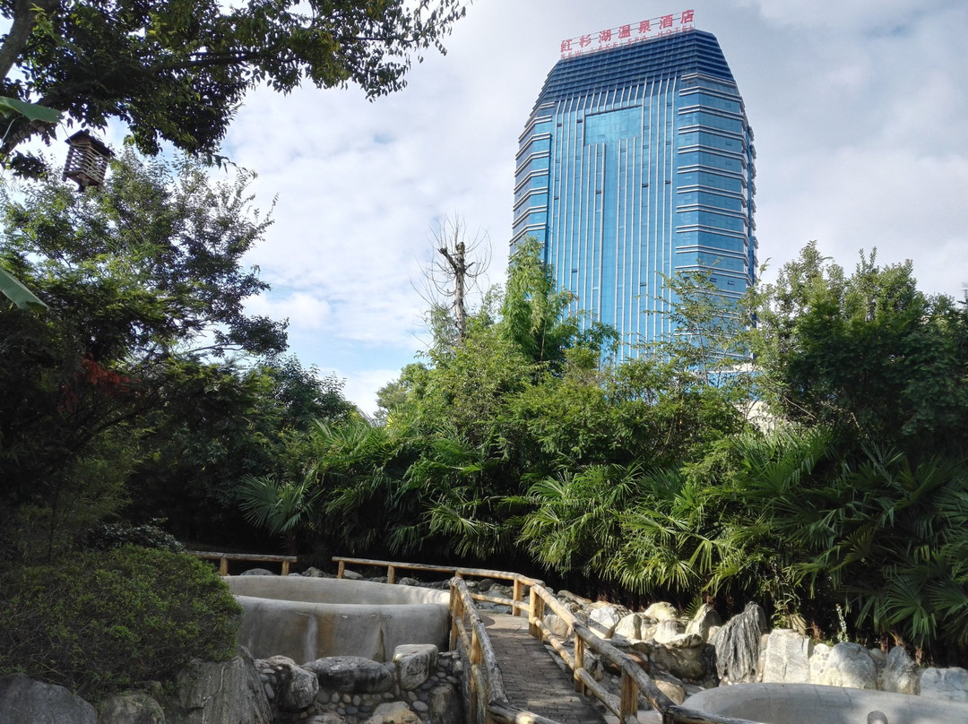 红杉湖温泉度假酒店主图
