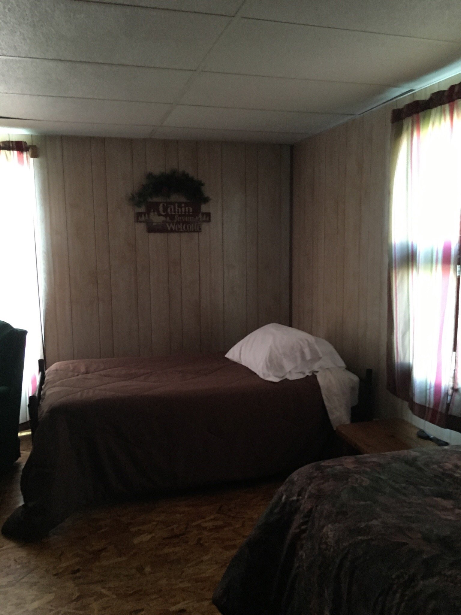 Lawless's Strongs Motel-官方