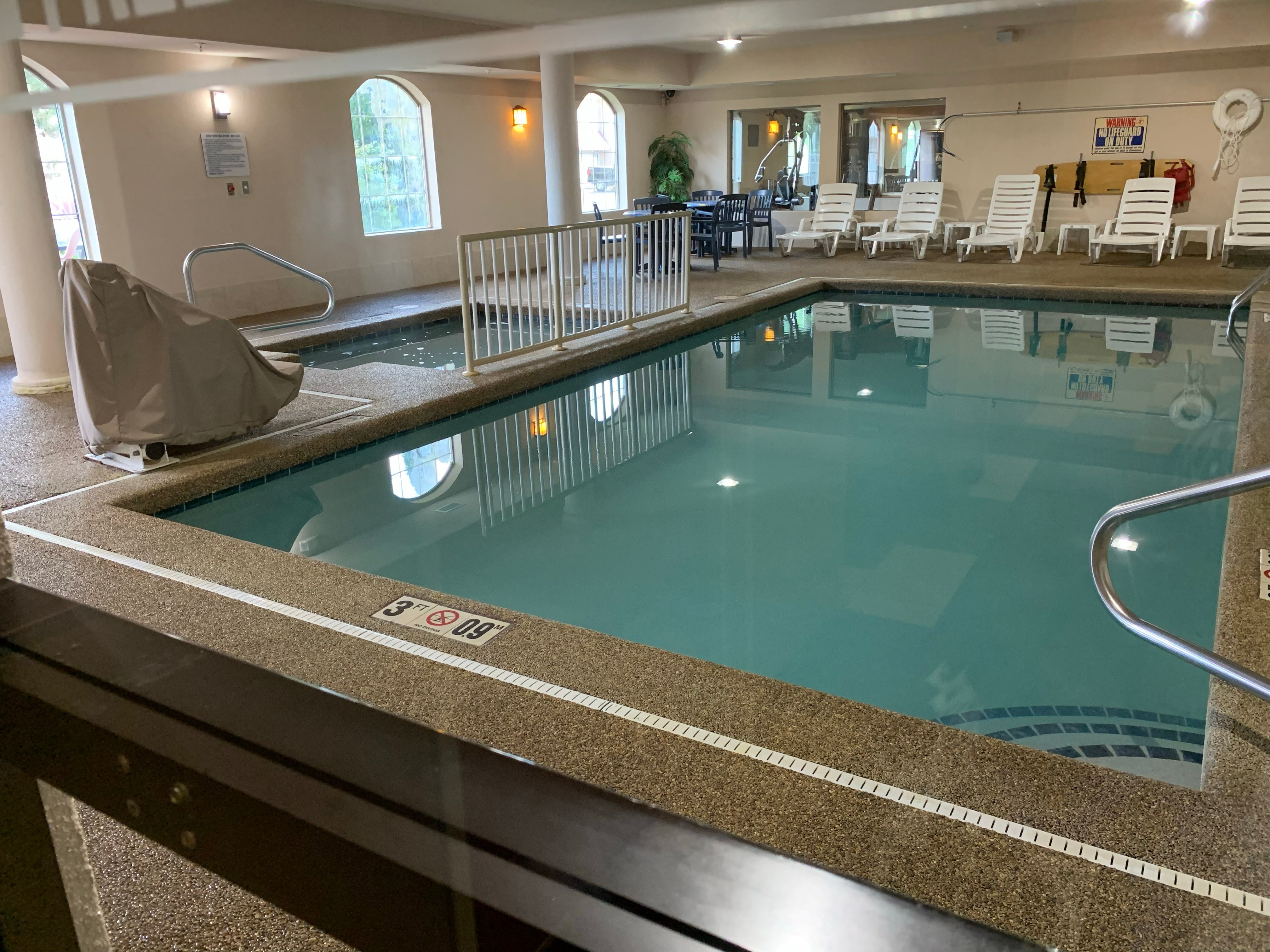 Comfort Suites Stevensville - St. Joseph-泳池