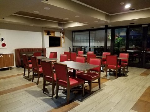 卡斯特罗谷智选假日酒店-官方