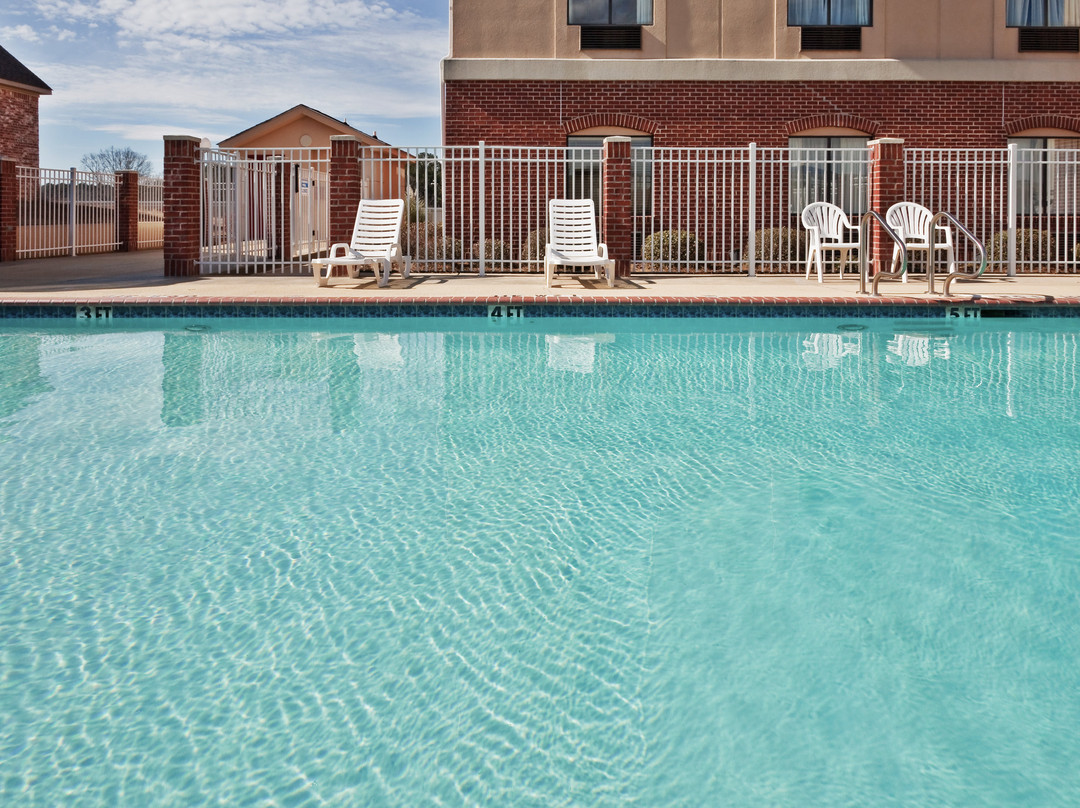 Holiday Inn Express & Suites Forest by IHG主图