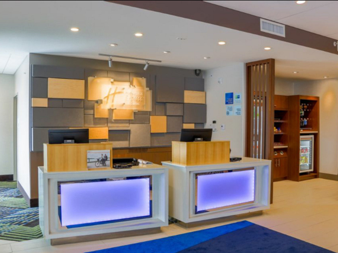 Holiday Inn Express & Suites Detroit North - Roseville By IHG主图