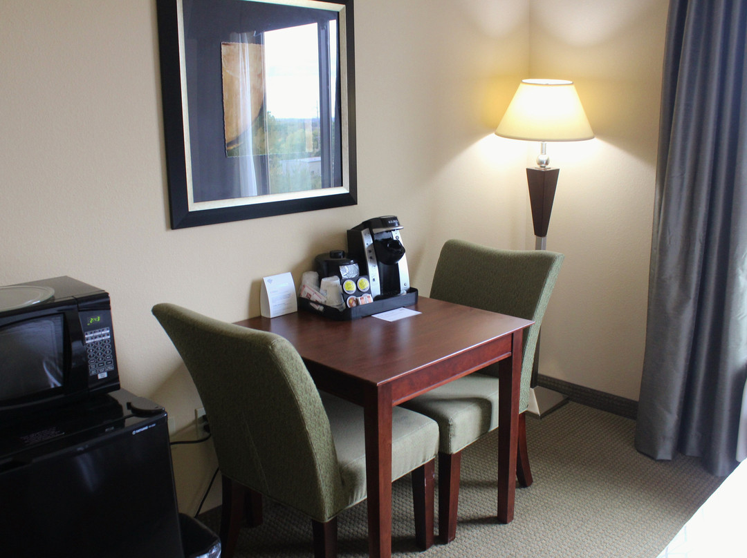 波托快捷假日&套房酒店主图