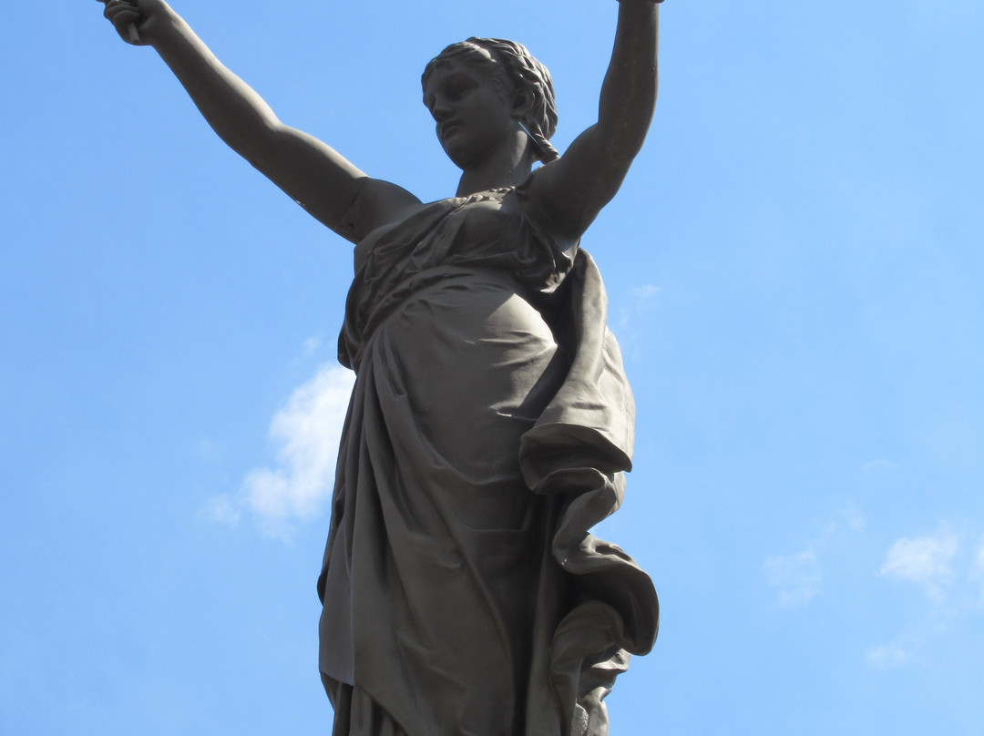 Monument du Centenaire de la Revolution-萨朗什必去景点