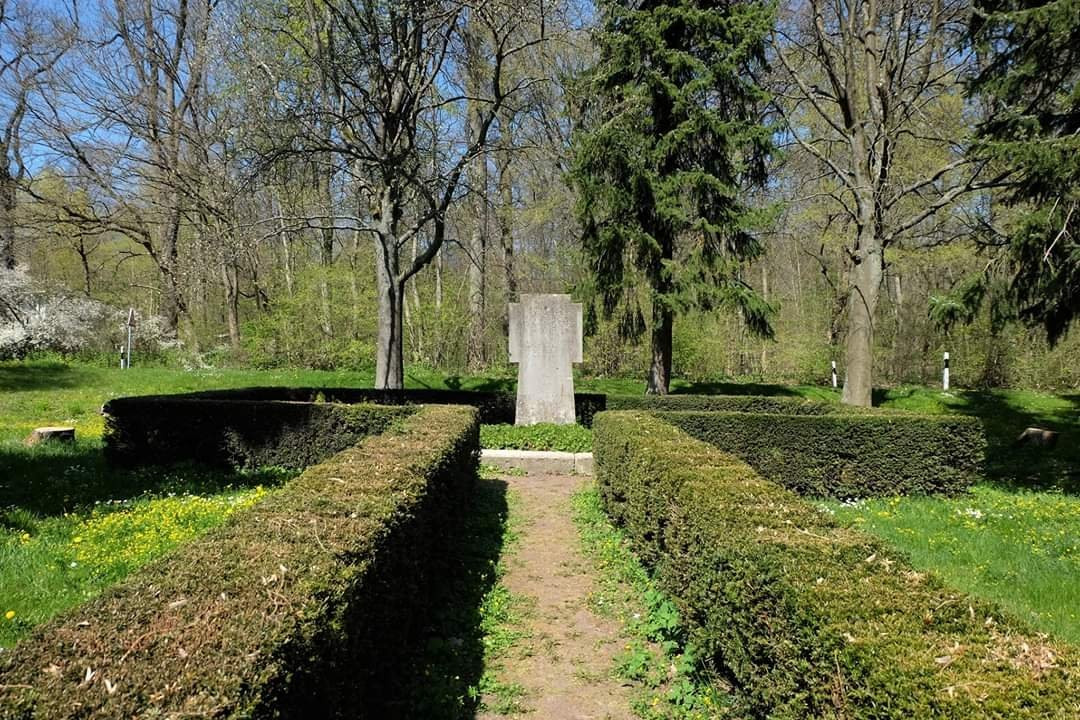 Memorial to the victims of bomb raid 11 April 1945景点图片