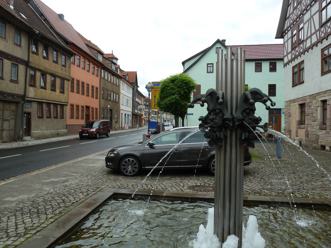Brunnen mit Narrenkopfen