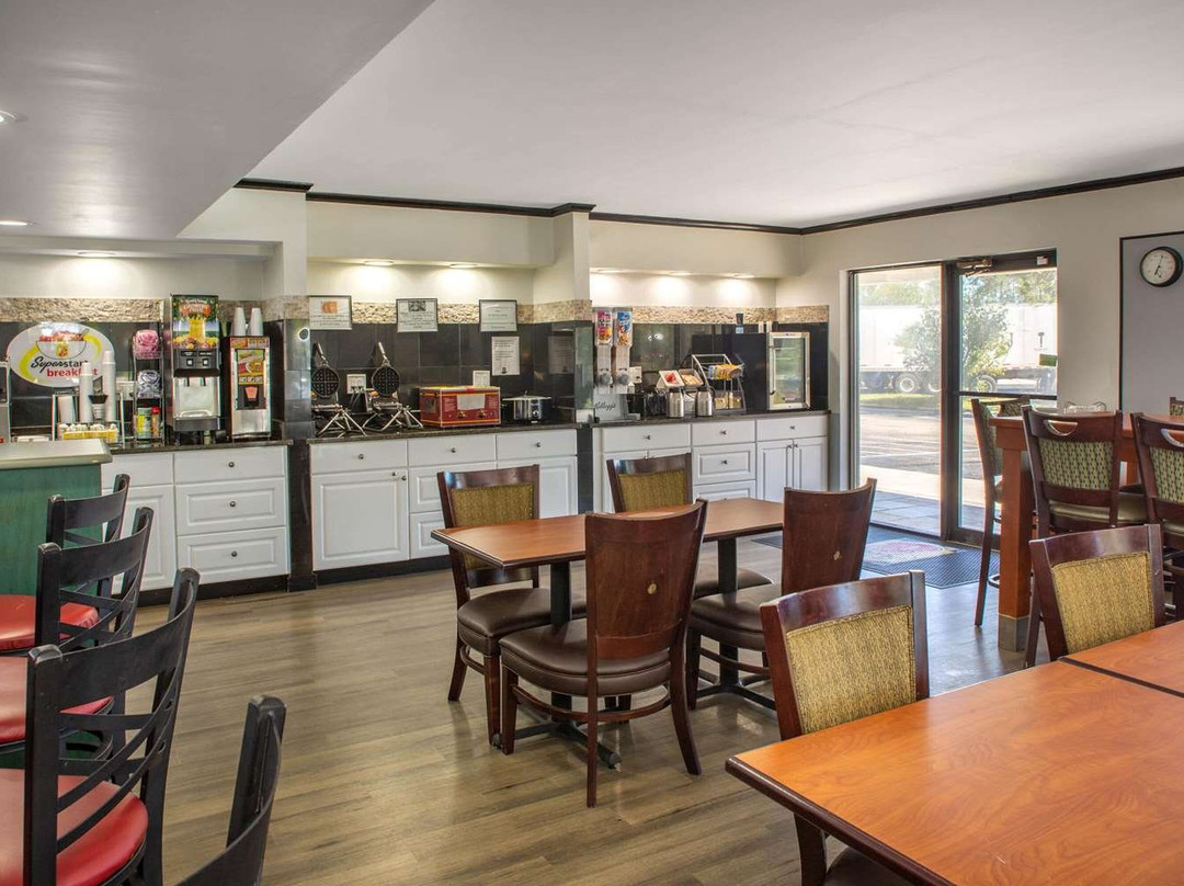 Super 8 by Wyndham Naples主图