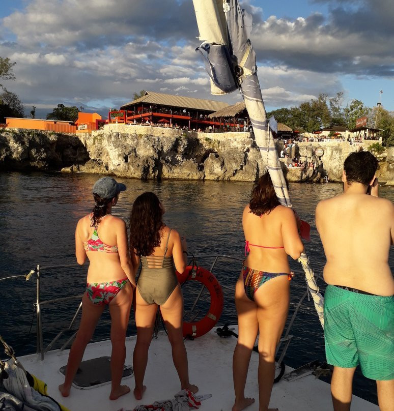 Astraes Catamaran Cruise景点图片