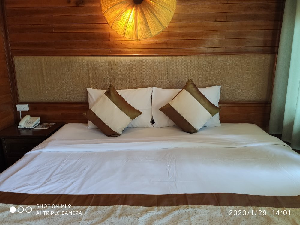 皮皮岛海滩度假酒店主图