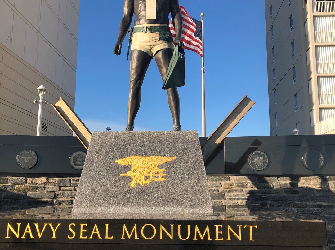 Navy Seal Monument景点图片