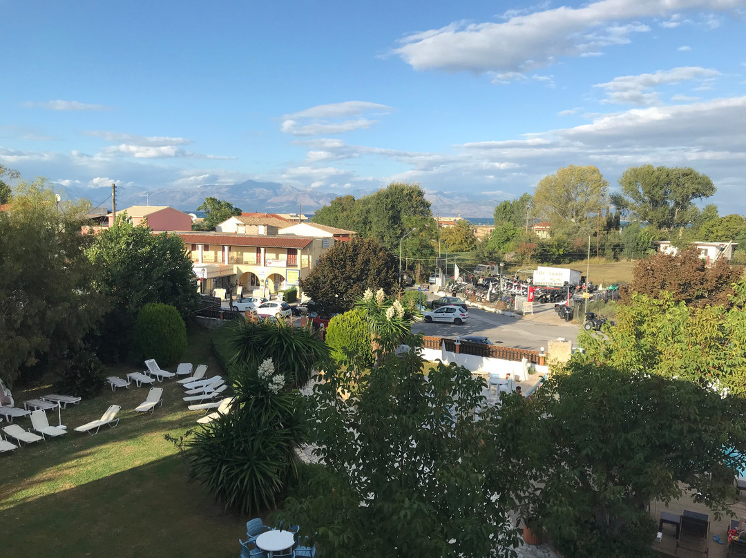 Silver Beach Hotel主图