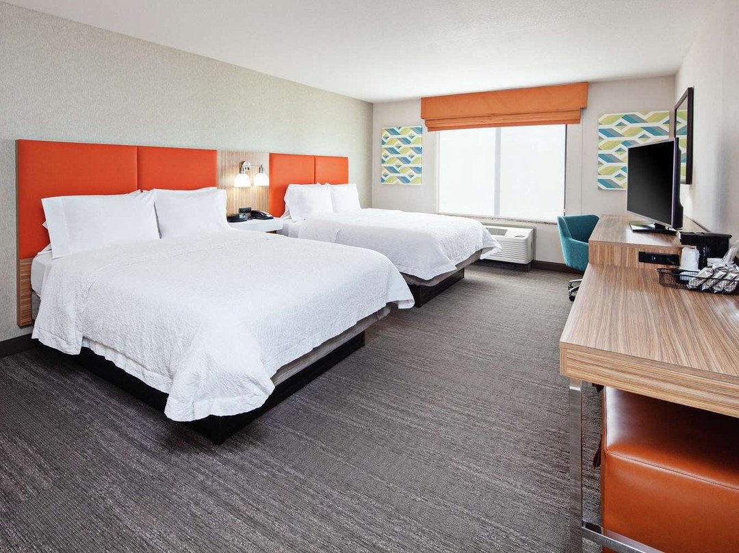 奇诺岗汉普顿套房酒店主图