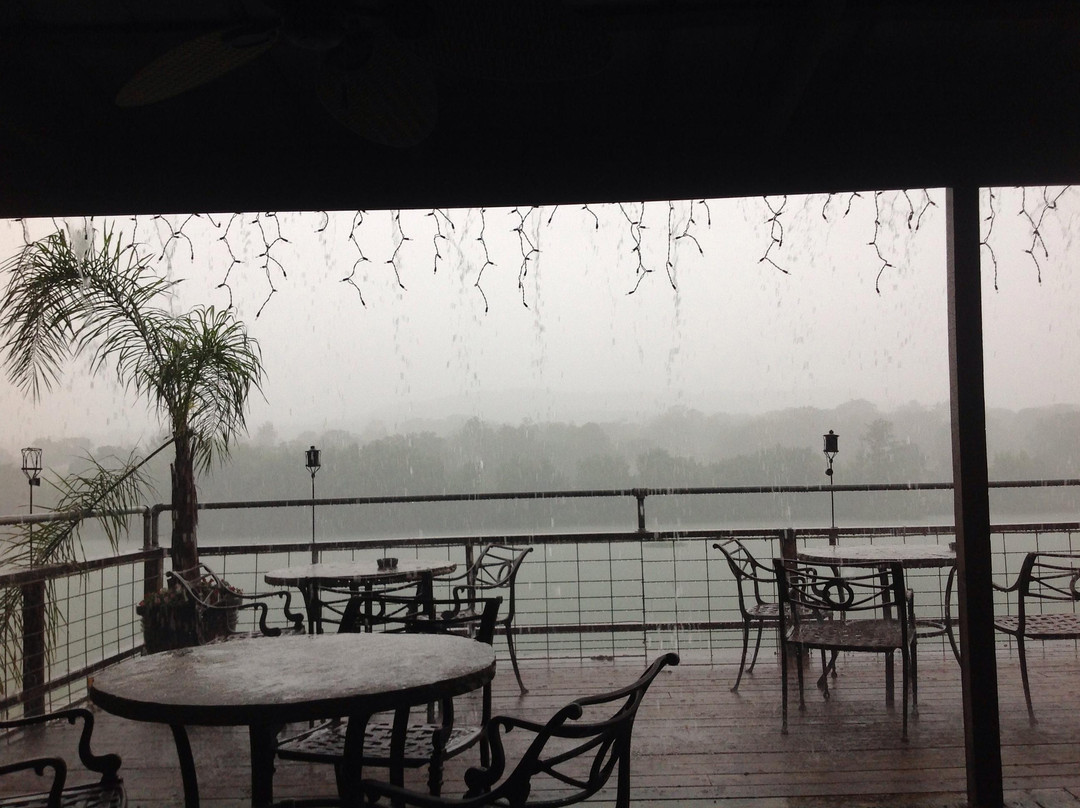 Hunt旅游景点-Pier 27 River Lounge