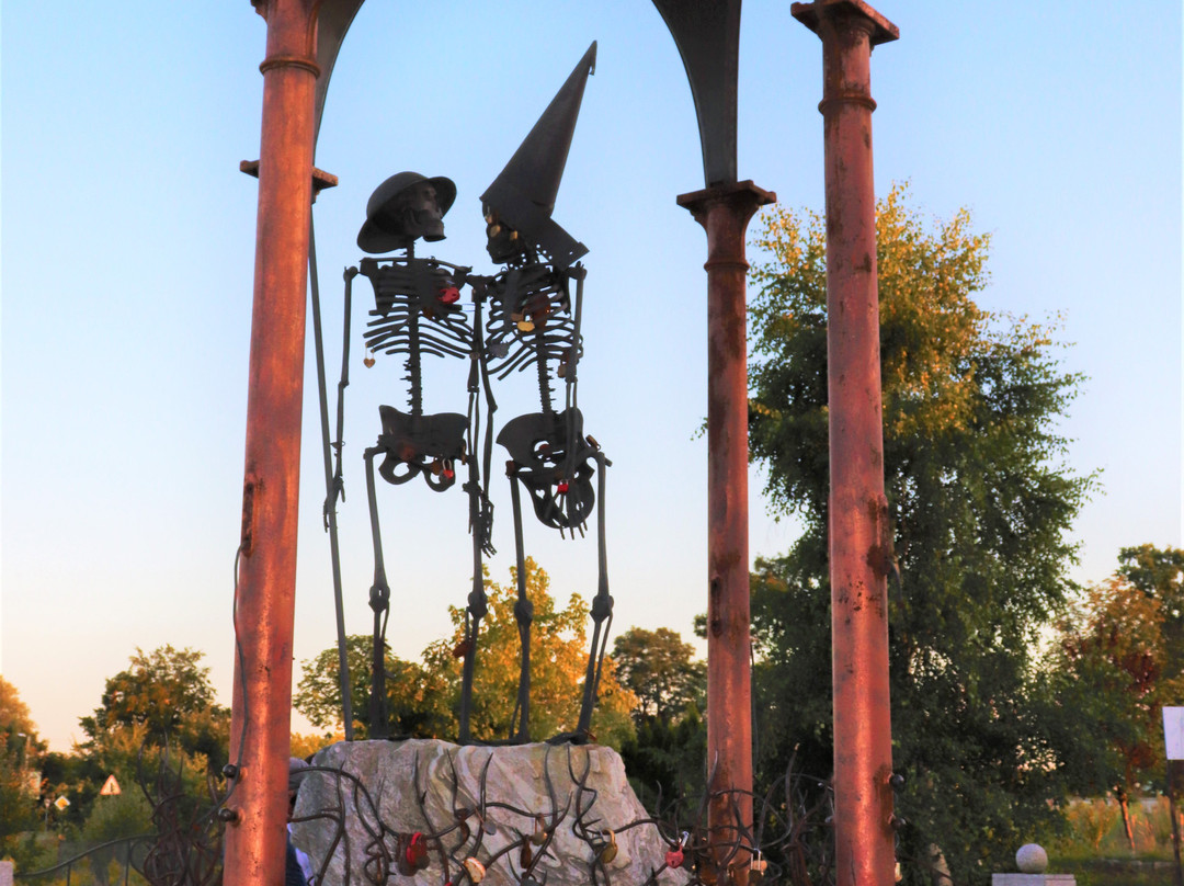 Monument to Love and Faith景点图片