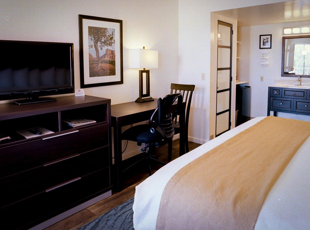 Pines Inn & Suites主图