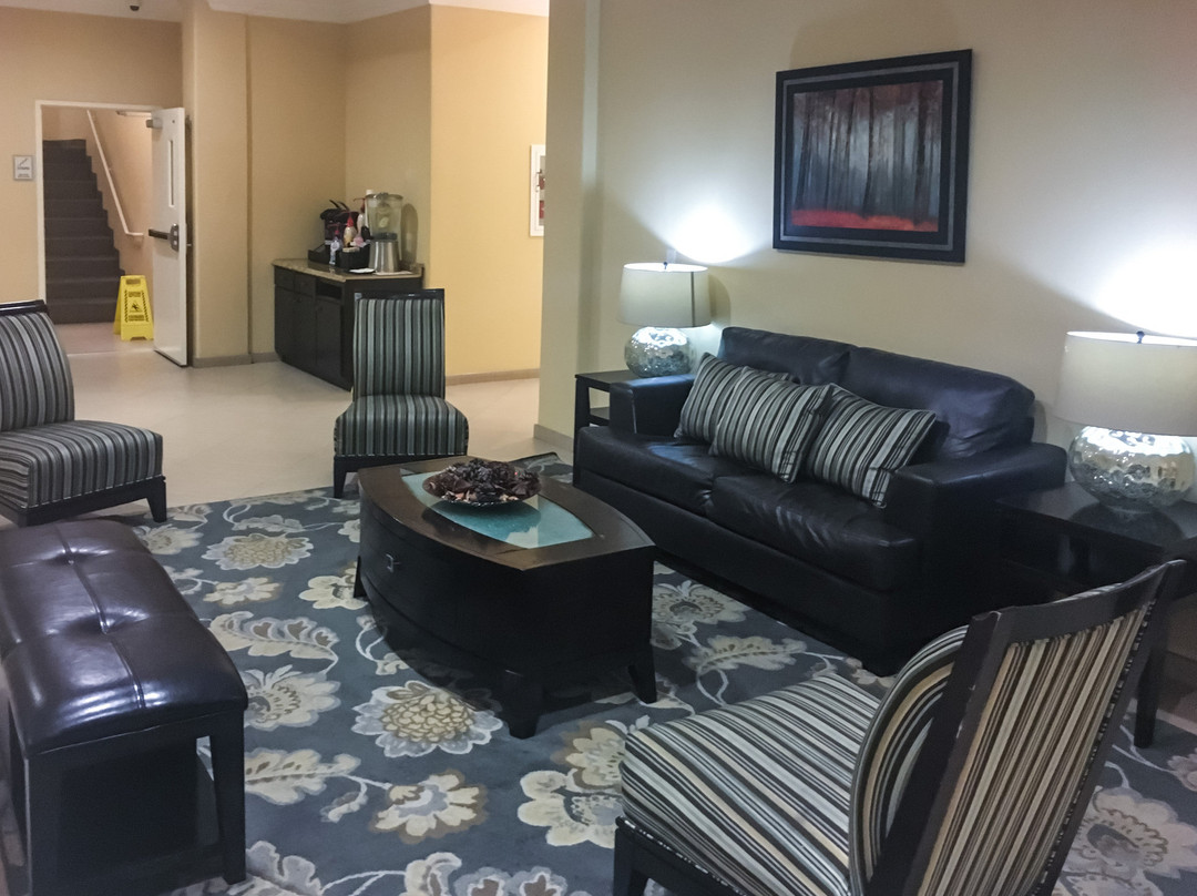 英格尔伍德拉金塔旅馆及套房酒店主图